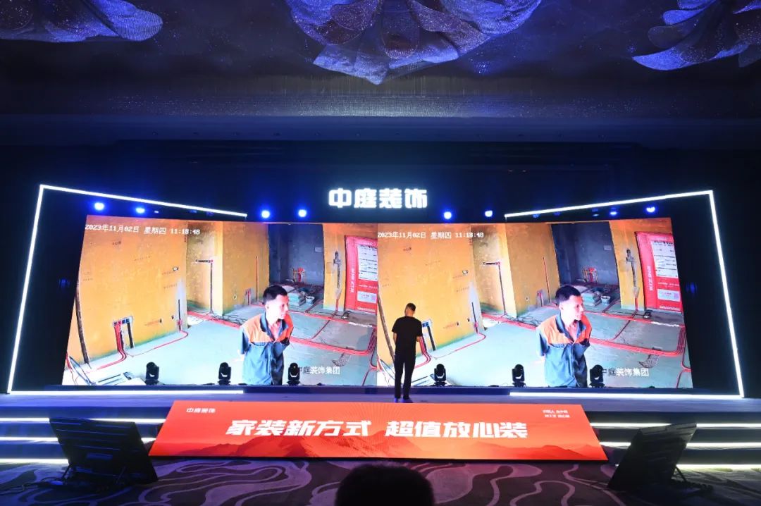 丁總在發(fā)布會(huì)現(xiàn)場(chǎng)演示中庭慧眼系統(tǒng) 丁總在發(fā)布會(huì)現(xiàn)場(chǎng)演示中庭慧眼系統(tǒng)